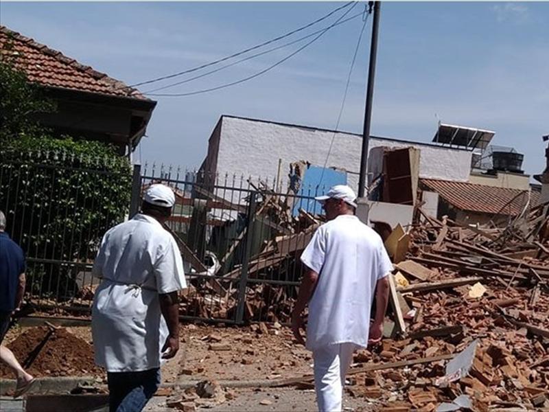 Casa explode em vazamento de gás